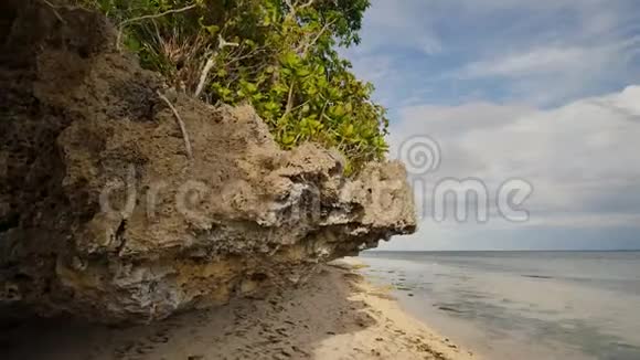 安达附近美丽的野生热带海滩有花岗岩岩石博霍尔岛菲律宾视频的预览图