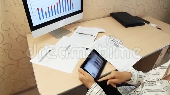女商人使用带有图表的数字平板电脑视频的预览图