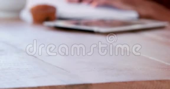 休闲商务男士的手在纸上写字视频的预览图