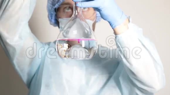 身着军装的科学家医生手持烧瓶观察实验进展视频的预览图