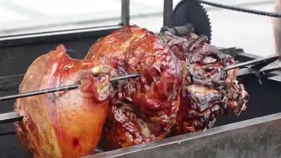 烤猪肉面团是用唾沫烤的视频的预览图