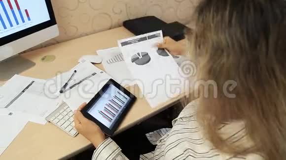 女商人使用带有图表的数字平板电脑视频的预览图