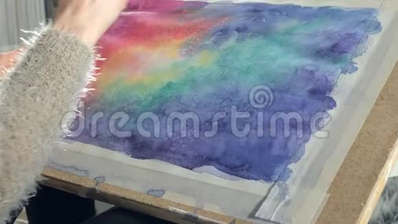 在一所艺术学校成年女性用彩色水彩颜料作画视频的预览图
