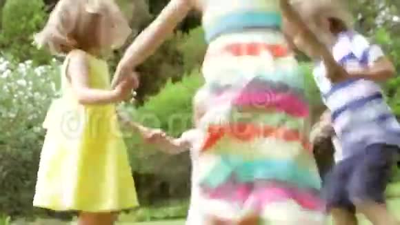 一群儿童围着花园里的喧闹玩耍视频的预览图