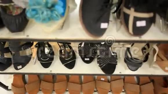 商店里一排排优雅的彩色的女鞋视频的预览图