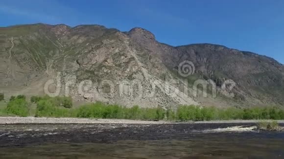 山谷里的河流视频的预览图