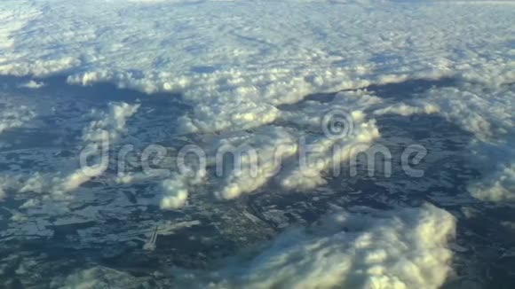 云层上方空中镜头视频的预览图