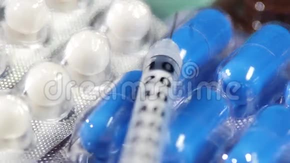 一些不同的避孕药和注射器视频的预览图