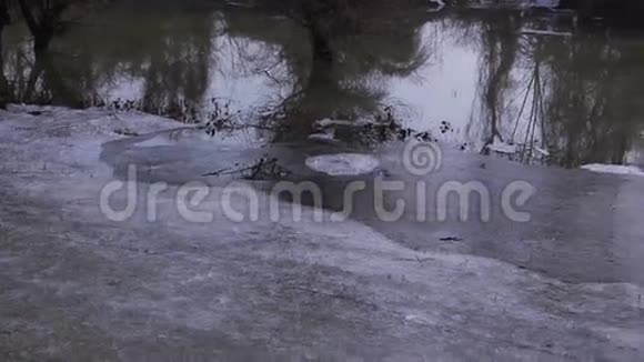 冰冻湖泊景观稳定的潘视频的预览图