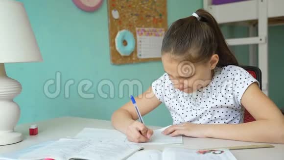认真的女孩学习数学课视频的预览图
