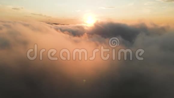 在黄昏或黎明时飞过云层在阳光下在粉红色的云彩中飞翔空中观景北高加索视频的预览图