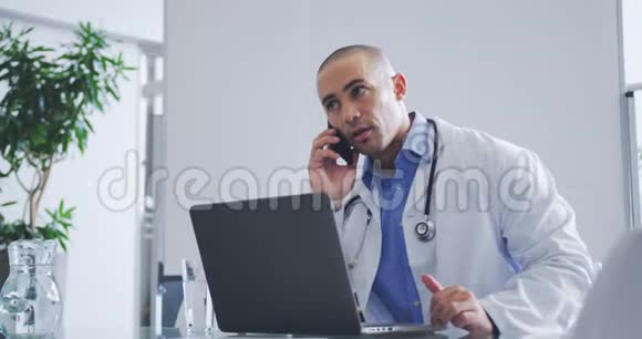 男医生在用手机通话视频的预览图