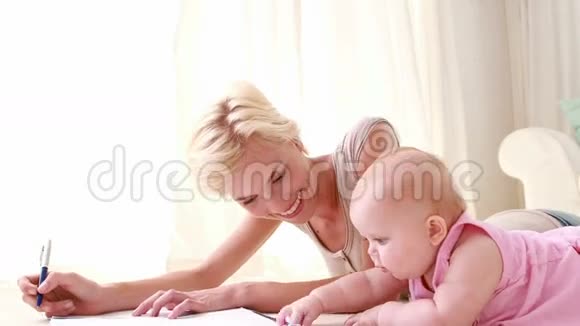 快乐妈妈和她的宝贝女儿视频的预览图