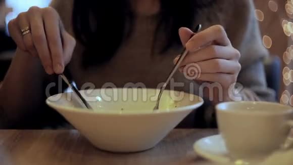 女人在咖啡馆里吃蔬菜沙拉视频的预览图