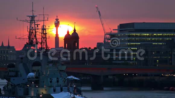 伦敦桥上方的红色日落视频的预览图