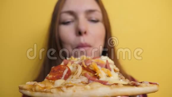匹萨快乐女孩吃一片披萨的概念饥饿的女人吃一片披萨缓慢的生活方式视频的预览图