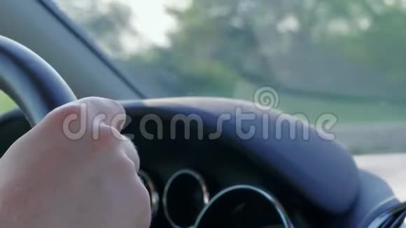 在高速公路上驾驶汽车时手握汽车方向盘视频的预览图