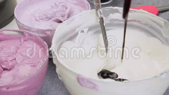 烹饪和用蓝莓做奶酪奶油蛋糕视频的预览图