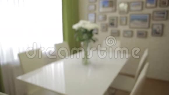家庭内部美丽的白色菊花束视频的预览图