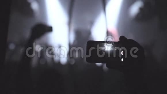 人们在音乐会上用智能手机拍照或录像视频的预览图