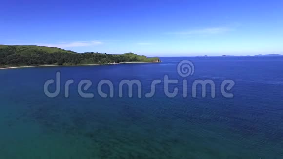 在蔚蓝的泻湖中飞过蔚蓝的海面热带海洋旅行概念视频的预览图