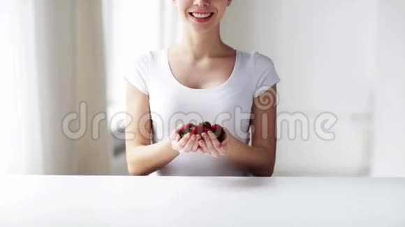 一位展示草莓的年轻女士视频的预览图