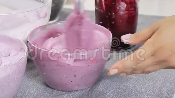 烹饪和用蓝莓做奶酪奶油蛋糕视频的预览图