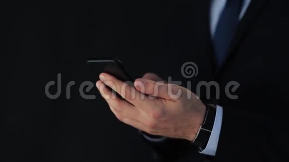 商人手触摸智能手机的屏幕视频的预览图