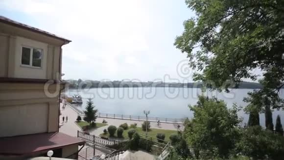 从城市堤岸看美丽的城市堤坝和蓝色的湖泊视频的预览图