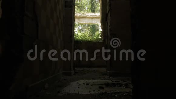 在乔治亚州茨卡图博的废弃建筑里散步视频的预览图