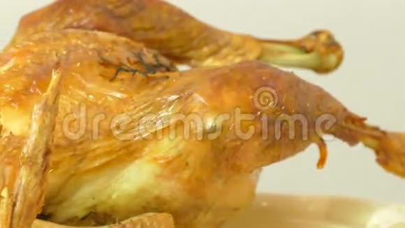 火鸡里塞满了苹果在烤箱里烤视频的预览图
