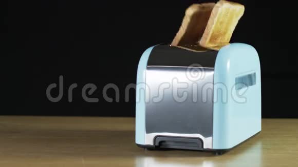 两个面包从电动烤面包机中跳出来视频的预览图