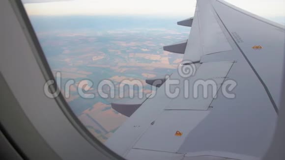 地球通过飞机窗口视频的预览图