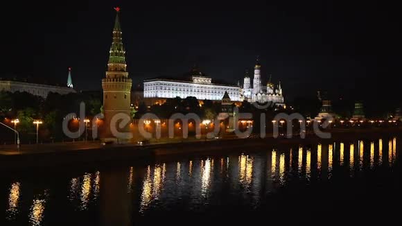 莫斯科之夜克里姆林宫照明莫斯科河堤视频的预览图