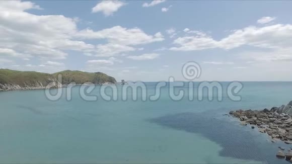 在蔚蓝的泻湖中飞过蔚蓝的海面热带海洋旅行概念视频的预览图