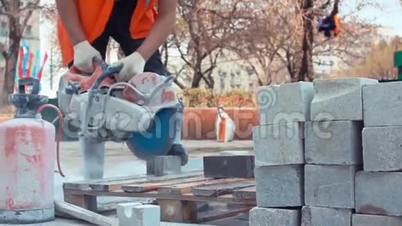 梅森建筑工人修理人行道上的瓦板视频的预览图
