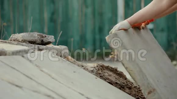 人建造或修理他的房子在后院干活视频的预览图