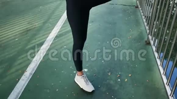 健身运动女孩时尚运动服在街上做瑜伽健身运动适合年轻的亚洲女人做训练锻炼视频的预览图