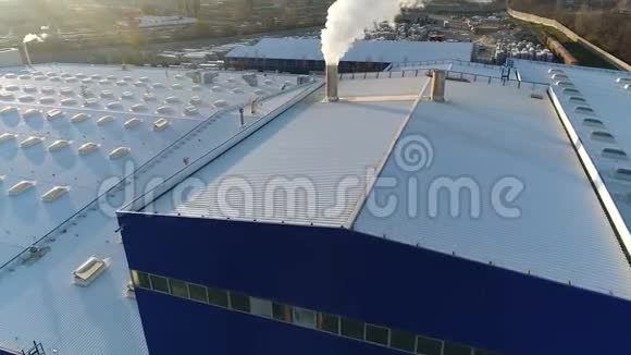 工厂或工厂屋顶上的烟斗有烟斗的生产室的屋顶白色的浓烟视频的预览图