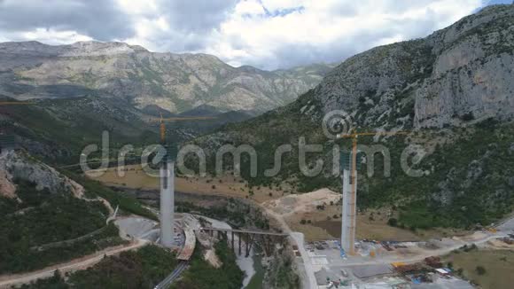 在黑山莫拉卡峡谷修建一条新公路的桥柱视频的预览图