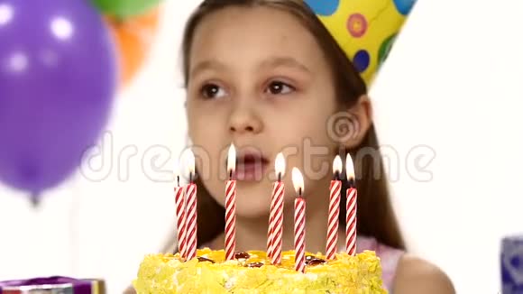生日女孩在生日时吹灭蜡烛视频的预览图