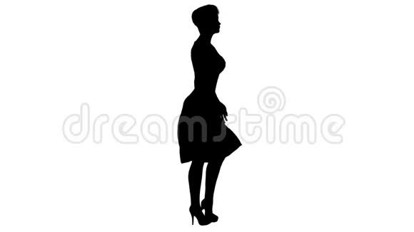 一个行走的女孩的黑色轮廓阿尔法频道阿尔法冰铜全高清视频的预览图