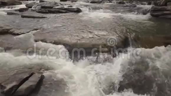 喀尔巴阡山的移动河流无人机射击视频的预览图
