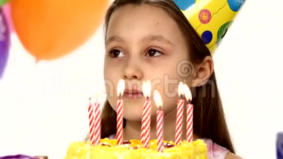 生日女孩在生日时吹灭蜡烛视频的预览图
