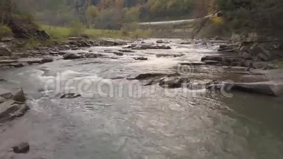 喀尔巴阡山的移动河流无人机射击视频的预览图