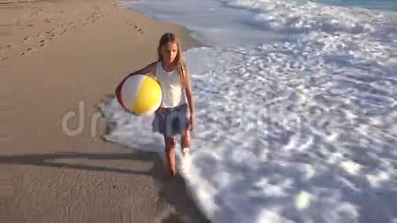 在日落海滩玩耍的孩子在海边散步的快乐孩子视频的预览图