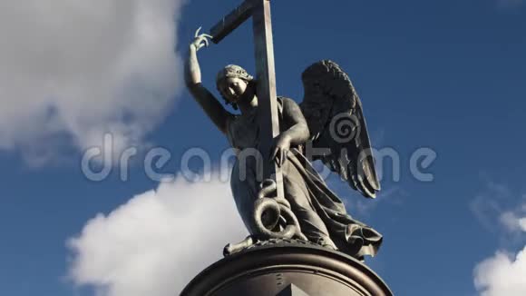 蓝天中有翅膀的天使雕像视频的预览图