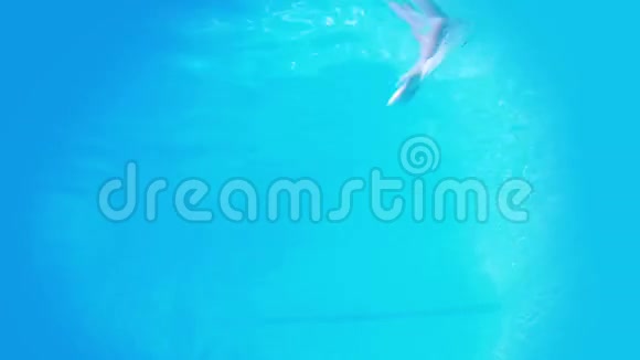 漂亮的黑发女人潜入水下游泳池视频的预览图