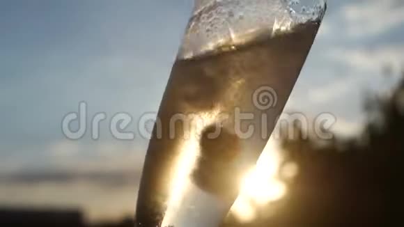 一杯带有浆果的香槟的慢动作录像视频的预览图
