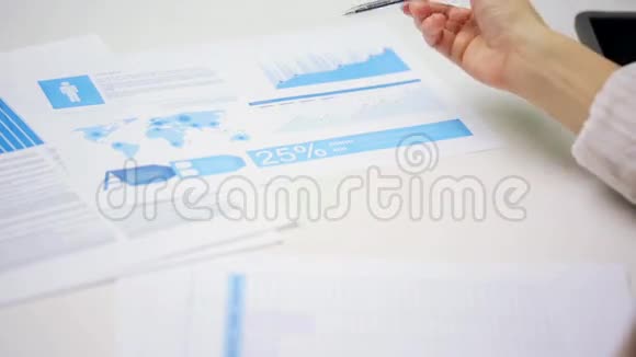 女手用钢笔填纸视频的预览图